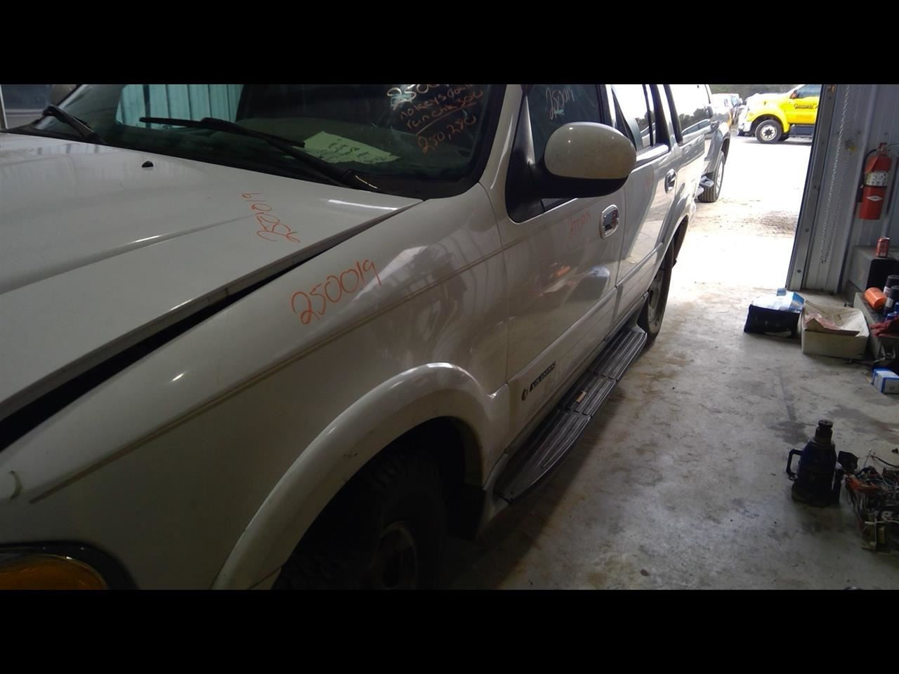 Driver Door Handle Exterior Door Handle Assembly Fits 00-02 NAVIGATOR 1098378